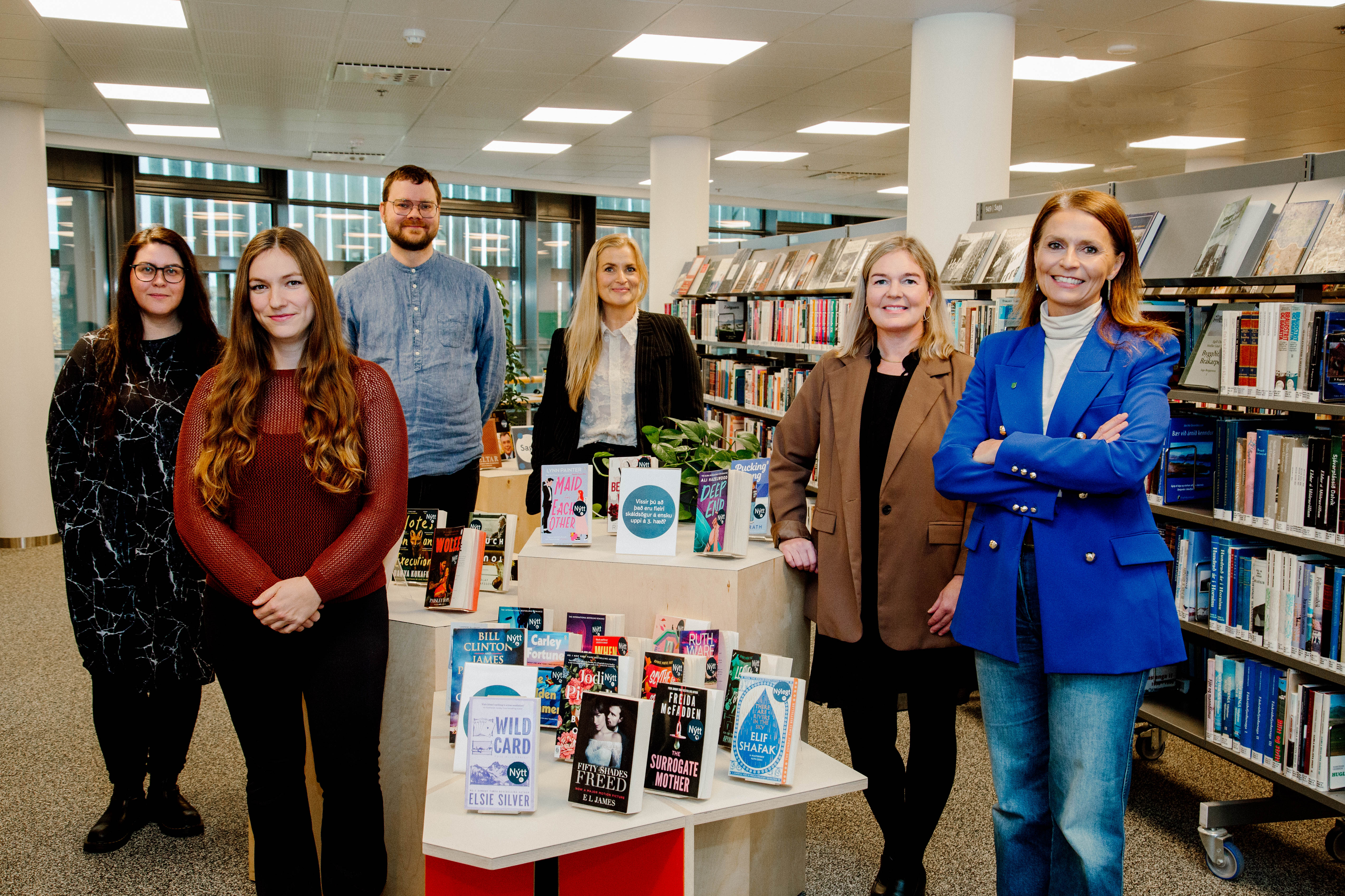 Á myndinni eru Íris Dögg Sverrisdóttir, Ásta Sirrí Jónasdóttir, Vésteinn Bjarnason, forritari hjá Wise, Védís Hervör Árnadóttir umbóta- og þróunarstjóri, Lísa Zachrison Valdimarsdóttir forstöðumaður Bókasafnsins og Ásdís Kristjánsdóttir, bæjarstjóri. Á myndina vantar Jakob Sindra Þórsson, teymisstjóra stafrænnar þróunar.